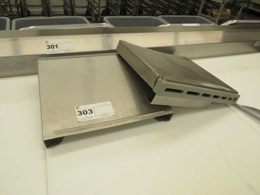 Lot 303 - KNIFE RACKS